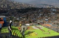 南米コロンビア・メデジン（Medellin）の最貧国地区のひとつ「コムーナ13（Comuna 13）」の建物に絵を描くアーティスト（2014年4月1日撮影）。(c)AFP/Raul ARBOLEDA