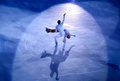ソチ冬季五輪、フィギュアスケート・エキシビションの演技に臨むアリオナ・サフチェンコ（Aliona Savchenko）/ロビン・ショルコウィー（Robin Szolkowy）組（2014年2月22日撮影）。(c)AFP/YURI KADOBNOV
