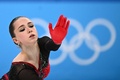 北京冬季五輪、フィギュアスケート女子シングル・フリースケーティング（FS）。演技に臨むロシア五輪委員会（ROC）のカミラ・ワリエワ（2022年2月17日撮影）。(c)Anne-Christine POUJOULAT / AFP