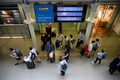 英ロンドンのセントパンクラス駅で、到着ゲートを通過する乗客ら（2020年8月14日撮影）。(c)Tolga AKMEN / AFP
