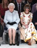 英ロンドンで開催されたロンドン・ファッションウィークで、リチャード・クイン氏のショーを観覧するエリザベス女王（左）とファッション誌「ヴォーグ」米国版のアナ・ウィンター編集長（2018年2月20日撮影）。(c)AFP PHOTO / POOL / Yui Mok