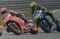 世界ロードレース選手権第17戦、マレーシアGP、MotoGPクラス決勝に臨むモビスター・ヤマハのバレンティーノ・ロッシとレプソル・ホンダのマルク・マルケス（2015年10月25日撮影）。(c)AFP/MOHD RASFAN