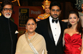 バンコク（Bangkok）で開催された「国際インド映画アカデミー賞（International Indian Film Academy Awards、IIFA）」受賞式に登場した（左から）インド人俳優アミターブ・バッチャン（Amitabh Bachchan）、その妻で女優のジャヤ・バッチャン（Jaya Bachchan）、息子で俳優のアビシェーク・バッチャン（Abhishek Bachchan、中）とその妻で女優のアイシュワリヤ・ライ（Aishwarya Rai、2008年6月8日撮影）。(c)AFP/Indranil MUKHERJEE