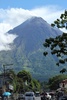 噴煙を上げるフィリピン・ルソン（Luzon）島のマヨン（Mayon）山（2013年5月7日撮影）。(c)AFP/Charism Sayat