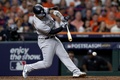 22MLB、ア・リーグ優勝決定シリーズ（7回戦制）、ヒューストン・アストロズ対ニューヨーク・ヤンキース。4回に適時打を放つニューヨーク・ヤンキースのグレイバー・トーレス（2022年10月20日撮影）。(c)Tom Pennington/Getty Images/AFP