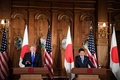 東京・元赤坂の迎賓館で、共同記者会見に臨む安倍晋三首相（右）とドナルド・トランプ米大統領（2017年11月6日撮影）。(c)AFP/JIM WATSON