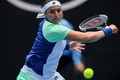 全豪オープンテニス、女子シングルス3回戦。リターンを狙うオンス・ジャバー（2020年1月24日撮影）。(c)Greg Wood / AFP
