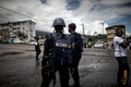 カメルーン南西州ブエアをパトロールする警察官ら（2018年10月3日撮影）。(c)MARCO LONGARI / AFP