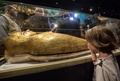 エジプトのカイロにある国立エジプト文明博物館で公開された高位聖職者ネジェマンクの黄金のひつぎ（2019年10月1日撮影）。(c)Khaled DESOUKI / AFP