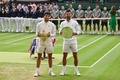 テニス、ウィンブルドン選手権、男子シングルス決勝。表彰式でポーズをとる優勝のカルロス・アルカラス（左）と準優勝のノバク・ジョコビッチ（2023年7月16日撮影）。(c)Glyn KIRK / AFP