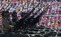 中国・北京の天安門広場で行われた抗日戦争勝利70年記念行事でパレードする中国人民解放軍の99式戦車部隊（2015年9月3日撮影）。(c)AFP/GREG BAKER