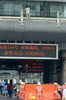 中国・北京（Beijing）の鉄道駅で15日、同国・黒竜江（Heilongjiang）省の役人の不正を訴えるTシャツを着た男が橋に上り、自ら手を切りつけた後で、飛び降りて抗議の意思を示すと訴えた。写真は、クッションを準備する消防隊員ら（2009年6月15日撮影）。(c)AFP