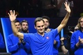 男子テニスの欧州チームとワールドチームの対抗戦、レーバー・カップ初日。現役最後の試合を終え、あいさつする欧州チームのロジャー・フェデラー（2022年9月24日撮影）。(c)Glyn KIRK / AFP
