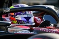 23F1開幕戦バーレーンGPのフリー走行1回目に臨むアルファロメオの周冠宇（2023年3月3日撮影）。(c)ANDREJ ISAKOVIC / AFP