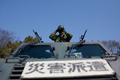 東日本大震災の被災地では多くの自衛隊員が行方不明者の捜索を行っている。写真は宮城県石巻市で、行方不明者の捜索中に海の状態を監視する自衛隊員（2011年4月10日撮影）。(c)AFP/YASUYOSHI CHIBA