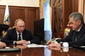 ロシア・モスクワの大統領府で行われた会議で、言葉を交わすウラジーミル・プーチン大統領（左）とセルゲイ・ショイグ国防相（2016年12月29日撮影）。(c)AFP/Sputnik/Michael Klimentyev