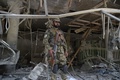 アフガニスタン・カブールで起きた自爆攻撃の現場を警備する治安部隊の隊員（2017年8月29日撮影）。(c)AFP/SHAH MARAI