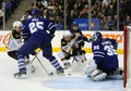 ゴール前の混戦の中シュートを狙うブルーインズのフィル・ケッセル（%%Phil Kessel%%、中央）。(c)AFP/Getty Images Harry How