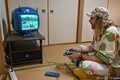 東京・葛飾の自宅兼スタジオで、ゲーム機の使い方を説明するブノア・テブニさん（2023年10月10日撮影）。(c)Richard A. Brooks / AFP