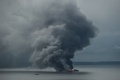 コロンビア・ブエナベントゥラ沖で、火災が発生したベネズエラ船舶から立ち上る煙（2022年9月6日撮影）。(c)JOAQUIN SARMIENTO / AFP
