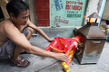 2007年8月24日、「ブラン祭（Vu Lan）」を前に、祈りを捧げ、紙を燃やす人々。(c)AFP/Hoang Dinh Nam