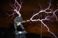 演奏を披露するギタリストのWang Hongbinさん（2013年6月24日撮影）。(c)AFP/Peter PARKS
