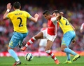 14-15イングランド・プレミアリーグ第1節、アーセナル（Arsenal）対クリスタルパレス（Crystal Palace）。クリスタルパレスの選手に囲まれるアーセナルのアレクシス・サンチェス（Alexis Sanchez、2014年8月16日撮影）。(c)AFP/CARL COURT