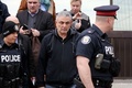 カナダ・トロントの車暴走事件で法廷を去るアレク・ミナシアン容疑者の父親（2018年4月24日撮影）。(c)AFP PHOTO / Lars Hagberg