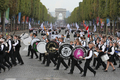 2007年9月23日、パリのシャンゼリゼ（Champs-Elysees）通りで行われたブルターニュ祭（Breizh Touch）のパレードで演奏するブルターニュ地方から来た楽団Bagad。(c)AFP/PIERRE VERDY