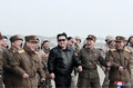 朝鮮中央通信（KCNA）が公開した、「火星17」とされる大陸間弾道ミサイル（ICBM）の発射実験を視察する金正恩総書記（中央）の写真（2022年3月24日撮影、25日公開）。(c)AFP PHOTO/KCNA VIA KNS