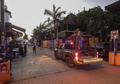 メキシコ東部キンタナロー州プラヤデルカルメンで5人が死亡した銃乱射事件が起きたナイトクラブ周辺を巡回する警察官ら（2017年1月16日撮影）。(c)AFP/VICTOR VARGAS