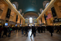 米ニューヨーク（New York）のグランド・セントラル駅（Grand Central Terminal）で1日、駅の開業100周年を祝うイベントが行われた。

100年の節目を祝い、駅舎内の店舗は商品を1913年当時の価格で販売。コーヒーは5セント（約4.6円）、靴磨きは10セント（約9.2円）で提供された。

1913年2月2日に開業した同駅は、70年代には解体の危機にも直面したが、現在は1日当たり約75万人が利用する国内最大規模の交通ハブになっている。ボザール建築の外観を誇る駅舎は、市内ではタイムズスクエア（Times Square）に次ぐ人気観光名所だ（2013年2月1日撮影）。(c)AFP/Emmanuel Dunand