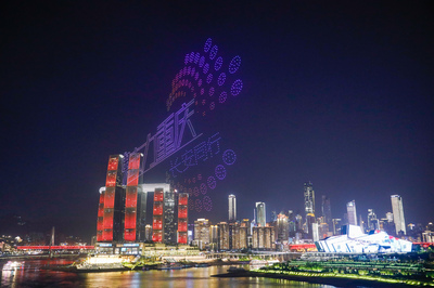 中国・重慶市で常設ドローンショー「魅力重慶」　年間９０回上演へ
