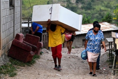 ギャングに家追われ家財運び出し ホンジュラス首都