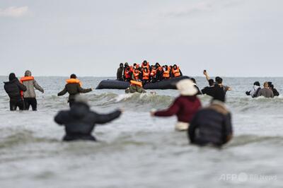 英仏海峡経由のボート移民、1日で約1200人
