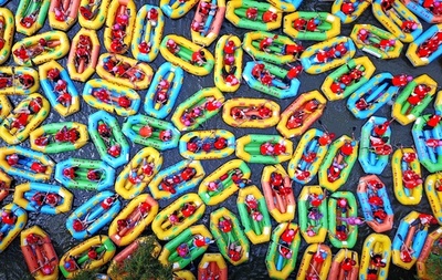 涼を求めて川下り 観光客をかき分けて…　河南三門峡