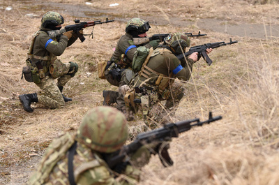 ウクライナ人の半数「武器を手に戦う」 世論調査