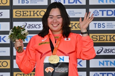 女子やり投げ制覇の北口榛花に金メダル授与 世界陸上
