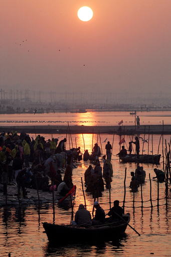 ヒンドゥー教徒の祭典、冷たい川で沐浴 - インド