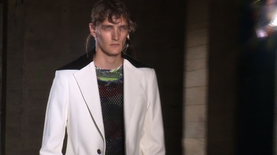 動画：インナーの柄をアクセントに、「ラフ・シモンズ」15年春夏メンズ