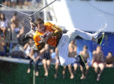 ガンの首にしがみつけ、スペイン・バスク地方伝統の祭り