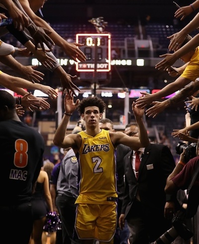 新人ボールがトリプルダブルに迫る活躍、レイカーズが今季初勝利