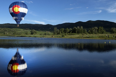 湖畔で熱気球大会、ゴンドラを水面に付ける競技も 米コロラド州