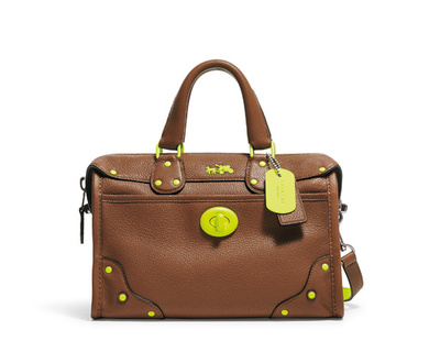 NY に輝くネオンを表現した「C.O.A.C.H.」コレクション