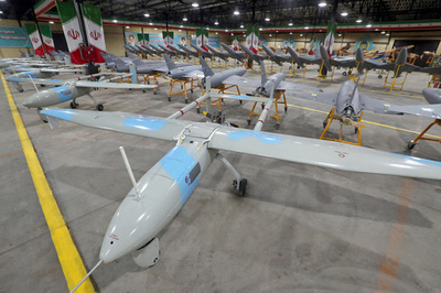  イラン軍、新型無人機200機超受領 国営メディア