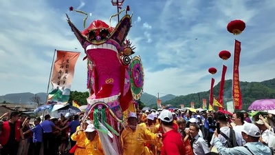 動画:「神舟」を川に浮かべ平安と健康を祈願 湖北省黄石市