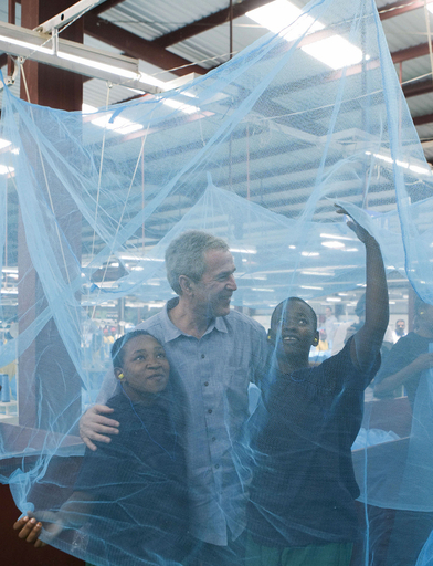 アフリカ歴訪中のブッシュ大統領、蚊帳工場や病院を訪問