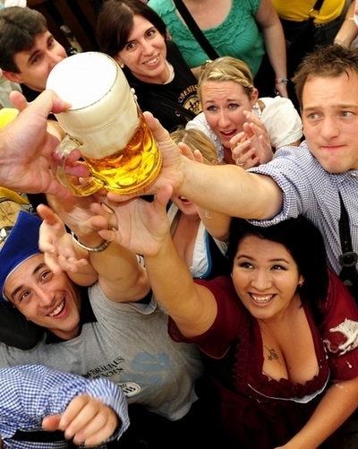 独ビールの祭典が快適に、強力バイオ消臭液登場