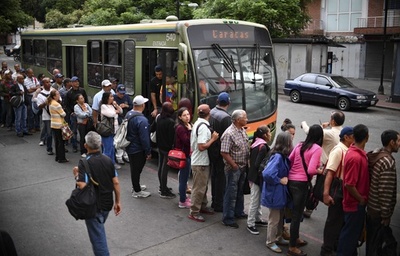 ベネズエラ、電力復旧で活動再開 石油施設では火災 政権に新たな困難