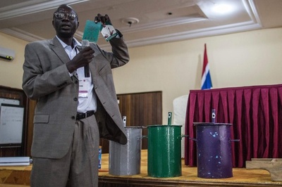 ビー玉をドラム缶に落として投票へ、ガンビア大統領選